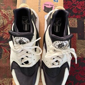 Nike Men’s Huarache Ivory White/Triple Black/Cream Size 11 Shoes